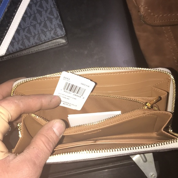 Off white females coach wallet - Picture 2 of 2